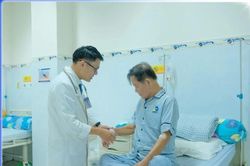 Đang ngủ cụ ông 70 tuổi bị nhồi máu cơ tim cấp