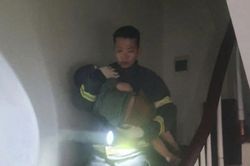 Hà Nội: Giải cứu an toàn 7 người khỏi đám cháy lúc nửa đêm