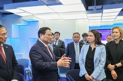 Thủ tướng Phạm Minh Chính thăm trung tâm chính phủ số hàng đầu thế giới tại Estonia