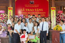 Phó Bí thư Thường trực Tỉnh ủy Hoàng Nghĩa Hiếu trao Huy hiệu 70 năm tuổi Đảng tại Nghĩa Đàn