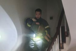 Cứu 7 người thoát khỏi vụ cháy lúc nửa đêm tại quận Đống Đa