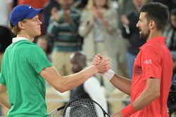 Sinner vượt qua Djokovic, lần đầu tiên góp mặt ở chung kết Roland Garros