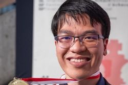 Lê Quang Liêm đứng trên nhà vô địch World Cup ở BXH cờ vua thế giới