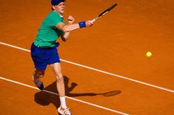 Bí quyết giúp Jannik Sinner lọt vào chung kết Roland Garros 2025: Coi sân đất nện như… sân cứng