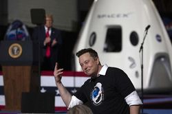 Musk đe dọa làm tê liệt chương trình không gian của Hoa Kỳ