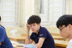 Các thí sinh tại Hà Nội bước vào môn thi Toán kỳ thi lớp 10 THPT