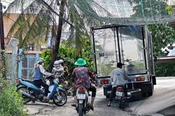 Xe tải dừng, đậu lên xuống hàng hóa gây mất an toàn