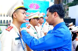 Thượng úy Hoàng Xuân Sỹ - 'Thanh niên tiên tiến làm theo lời Bác
