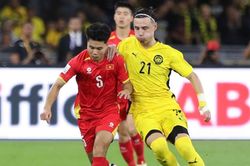Tuyển Việt Nam thua đậm Malaysia, HLV Kim Sang Sik xin lỗi người hâm mộ