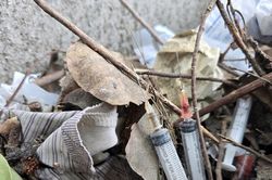 Rùng mình với 'ổ' kim tiêm, bãi phóng uế ám ảnh ngay giữa công viên lớn nhất Hà Nội
