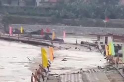 Khẩn cấp cắt cầu phao Phong Châu do dòng chảy mạnh
