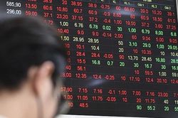 VN-Index giảm hơn 1 điểm, thanh khoản kém
