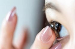 5 biến chứng nguy hiểm nếu bạn đeo kính áp tròng quá lâu