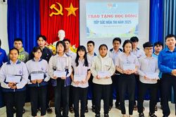 Pleiku: Trao 75 suất học bổng 'Tiếp sức mùa thi' cho học sinh lớp 12