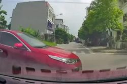 Hai xe ô tô va chạm vì qua ngã tư không giảm tốc độ