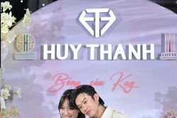 Khoảnh khắc đốn tim của 'fan' nữ xúc động khi được Kay Trần đeo nhẫn trong Fansign