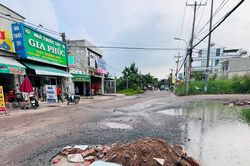 TP HCM: Tuyến đường 2km toàn ổ gà, ổ voi dù đã thi công 5 năm