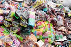 Hà Nội kiểm tra, xử lý vụ hàng tấn bánh kẹo bị đổ chất đống ở Hoài Đức