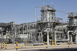 Israel tấn công Iran: Giá dầu vọt tăng hơn 12% - Vàng chạm mức kỷ lục 5 tháng