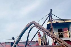 Hoán cải tinh vi phương tiện hút cát trái phép trên sông Hồng