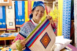 Giữ sắc màu văn hóa để phát triển ở Làng nghề dệt lanh Lùng Tám