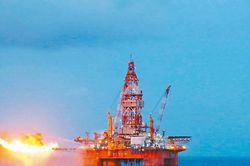 Giá xăng dầu hôm nay 14/6/2025: Giá dầu bật tăng hơn 8% sau cuộc không kích của Israel vào Iran