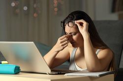 Cảnh báo những nguy hiểm tiềm ẩn cho đôi mắt từ việc sử dụng màn hình thiết bị điện tử
