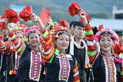 Độc đáo trang phục truyền thống của phụ nữ La Hủ