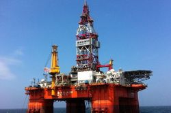 Giá xăng dầu hôm nay 15/6/2025: Giá dầu Mỹ có thể lên 80 USD?