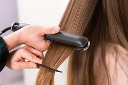 Cô gái 26 tuổi mắc suy thận vì duỗi tóc thường xuyên