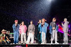 Khán giả mặc mưa dông, 'cháy' hết mình tại concert 'Anh trai vượt ngàn chông gai' Day 6