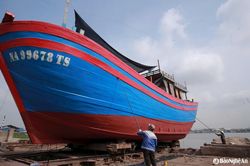 Lặng thầm nghề 'bắt bệnh' cho tàu thuyền ở Nghệ An