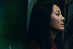 Phim 'Dưới đáy hồ': Một thử nghiệm chưa trọn vẹn nhưng đầy tham vọng