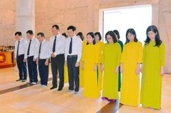 Báo Cao Bằng dâng hương, dâng hoa Đền thờ Chủ tịch Hồ Chí Minh và Địa điểm lưu niệm đồng chí Hoàng Đình Giong