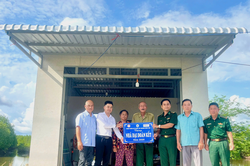 Đồn Biên phòng Cửa khẩu cảng Năm Căn bàn giao 'Nhà Đại đoàn kết' tặng hộ nghèo