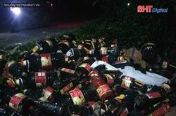 Hàng trăm chai nước mắm còn nguyên bị vứt chất đống trong bụi rậm