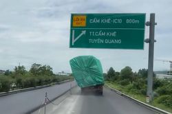 Xe tải chở thùng hàng nghiêng hẳn sang một bên vẫn phóng vèo vèo trên cao tốc