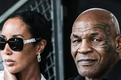 Mike Tyson dạo phố với phong cách cực ngầu ở tuổi 58