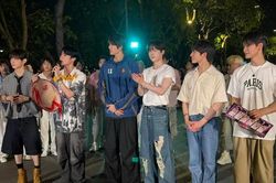 Hanbin cùng TEMPEST 'hóa racing boy', khuấy động khu vực phố đi bộ ở Hồ Gươm