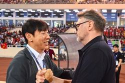 Ông Shin Tae-yong 'đấu ghế' với Philippe Trousier