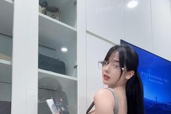 Khoe góc nghiêng 'thần thánh', hot girl Nhung Lora gây chú ý