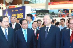 Tổng Bí thư Tô Lâm tham quan không gian trưng bày Hội báo toàn quốc 2025