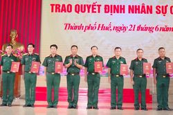 Huế: Công bố quyết định giải thể Ban CHQS cấp huyện và trao quyết định bổ nhiệm nhân sự
