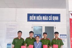4 chiến sĩ trẻ Phòng Cảnh sát phòng cháy, chữa cháy hiến máu cho bệnh nhân cấp cứu