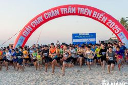 Gần 1.500 người tham gia giải chạy chân trần trên biển 2025