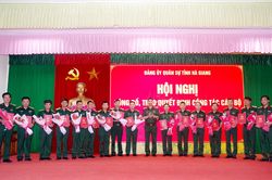 Bộ CHQS tỉnh trao quyết định công tác cán bộ