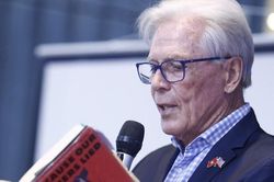 Con trai McNamara: 'Vì cha chúng tôi nói dối'