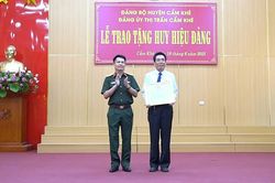 Tặng, truy tặng Huy hiệu Đảng cho 2.121 đảng viên