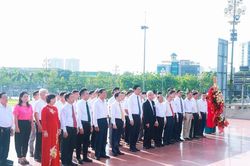 Đoàn đại biểu Đại hội Thi đua yêu nước trong đồng bào Công giáo Nghệ An dâng hoa, báo công lên Chủ tịch Hồ Chí Minh