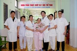 Bệnh viện Trung ương Huế thực hiện thành công phẫu thuật thay khớp háng và xương đùi bằng kỹ thuật chuyên sâu